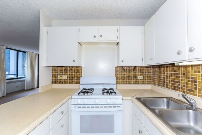 Building Photo - Aloha Towers - 2 bedroom, 2 bath corner unit with 1 covered parking stall