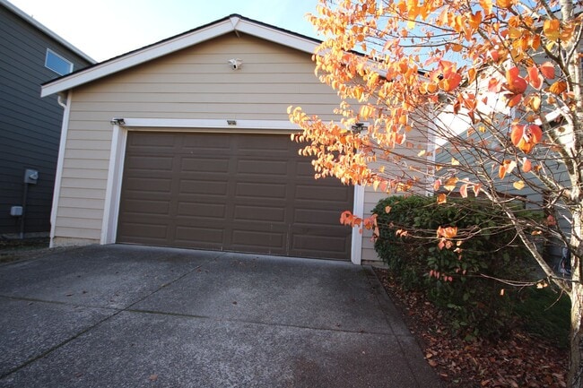 Building Photo - Beautiful Auburn Home You Will Not Want To...