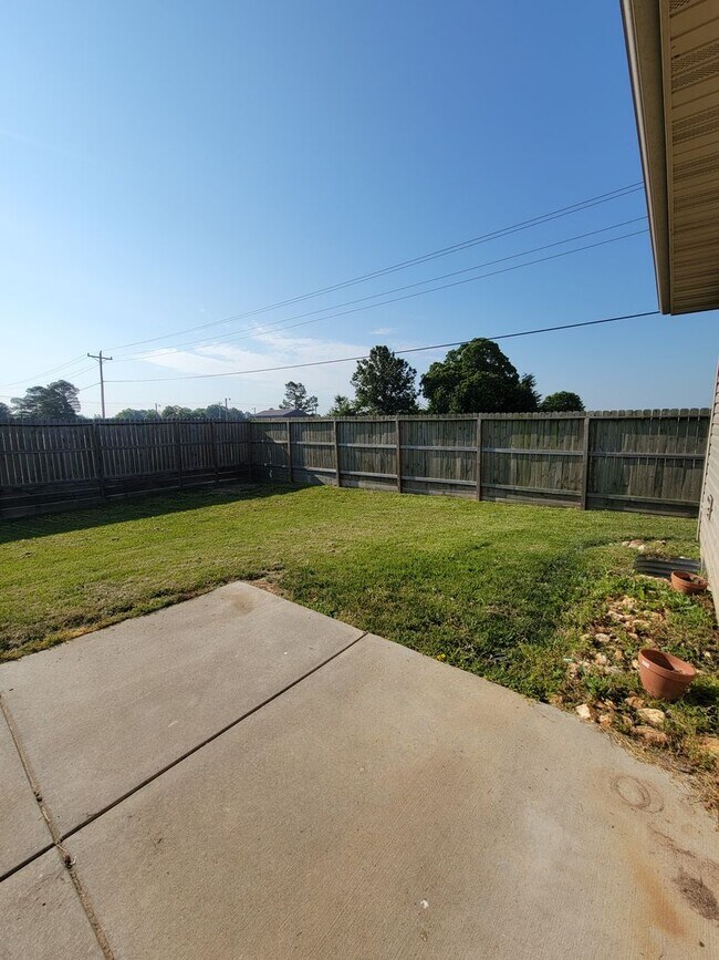 Building Photo - Beautiful & Spacious 3 Bedroom, 2 Bathroom...