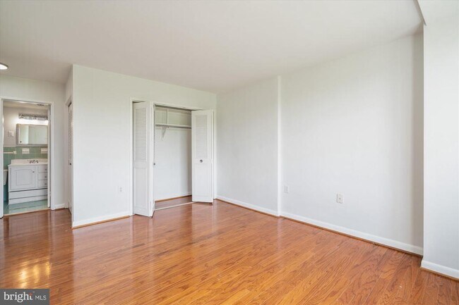 Building Photo - 10401 Grosvenor Pl