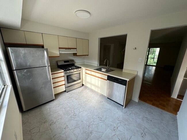 Building Photo - 1002 Valley Glen Rd