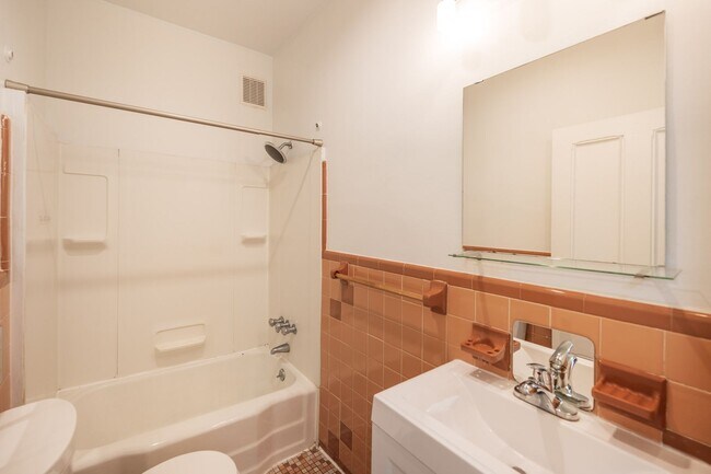 Building Photo - 206 S 43rd St
