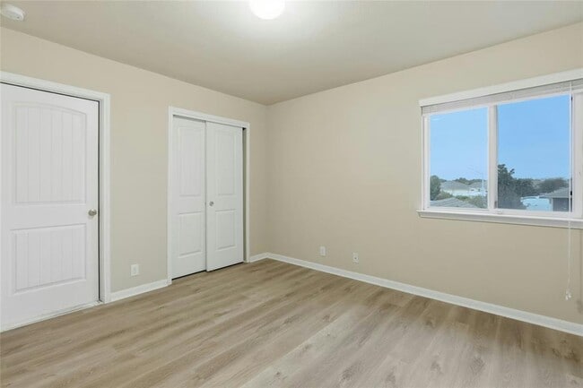 Building Photo - 930 Alamo Plaza Dr