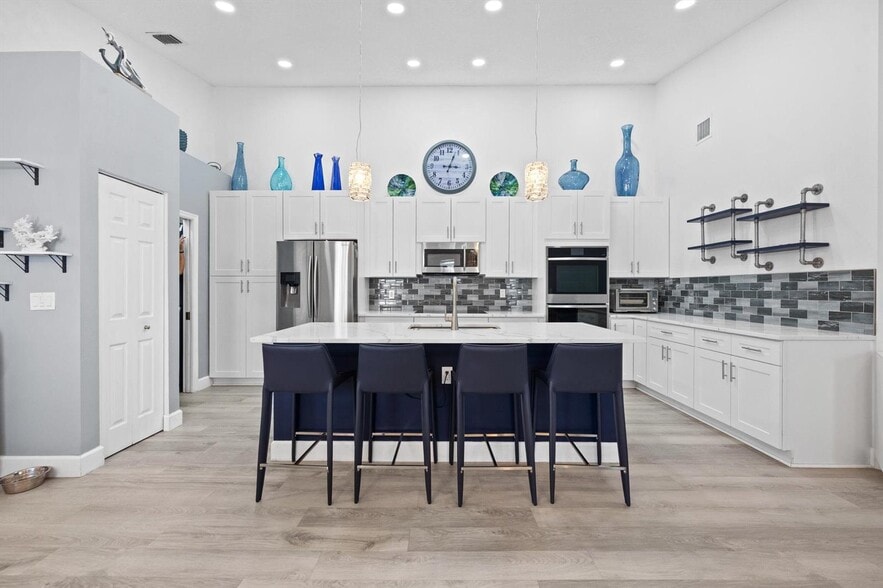 Building Photo - 10761 Pelican Dr