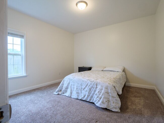Building Photo - 4063 McKenzie Ln