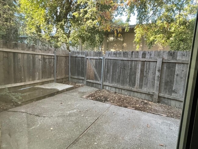 Building Photo - 1575 Drake Dr