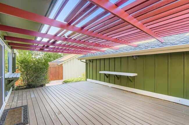Building Photo - Evolve Real Estate: Charming 3 Beds/2 Bath...
