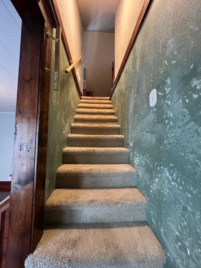 Building Photo - Spacious 4 Bedroom, 2 Bathroom Home