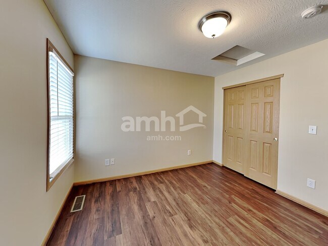 Building Photo - 2271 Landcrest Dr