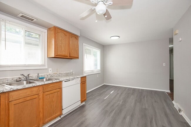 Building Photo - 3 BED 1 BATH BEAUTIFUL SINGLE FAMILY HOME ...