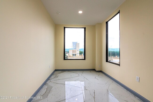 Building Photo - 216 N River St