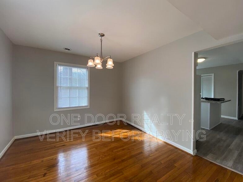 Building Photo - 115 King Henry Way