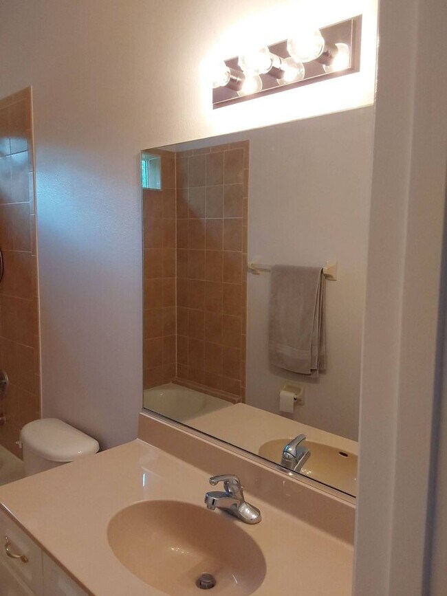 Building Photo - Cozy 3/2/2 single family house with screen...