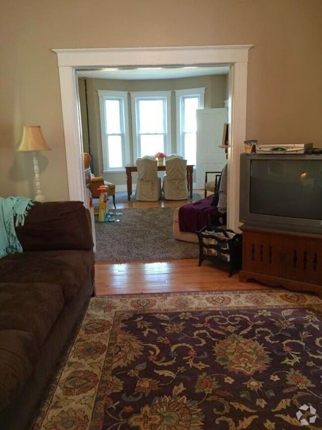 Building Photo - **Available June 1** 4/5 Bedrooms in this ...
