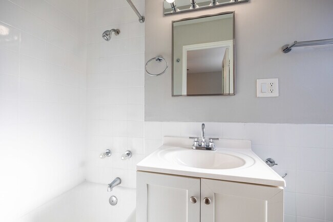 Building Photo - 1140 N La Salle Dr