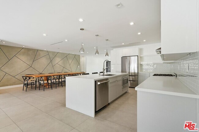 Building Photo - 5735 Saloma Ave