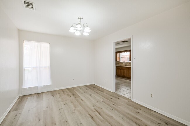 Building Photo - 2815 Arrowhead Dr