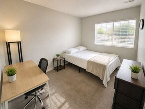 Building Photo - 546 E Delno Dr