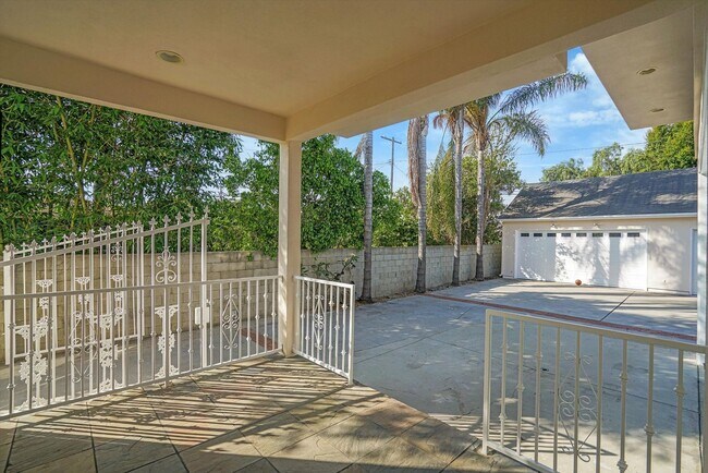 Building Photo - Get This House Now