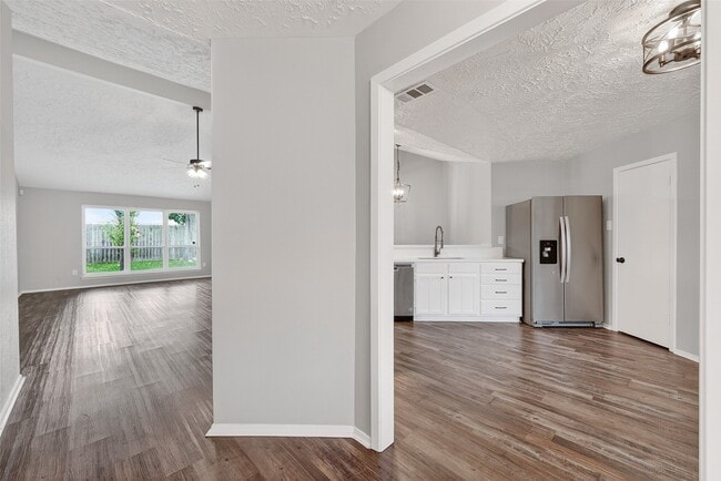Building Photo - 15806 Pfeiffer Dr