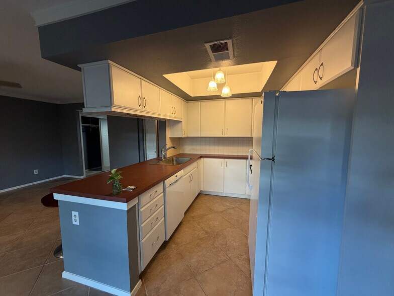 Building Photo - Room in Condo on Wedglea Dr