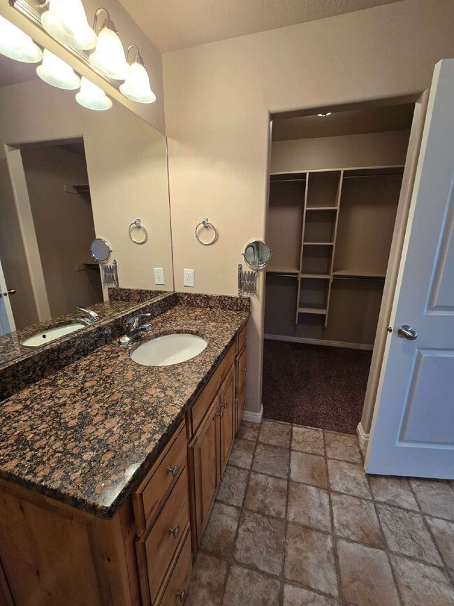 Building Photo - Centrally Located Condo with Garage!