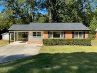 Building Photo - 2203 Clearwater Dr SE