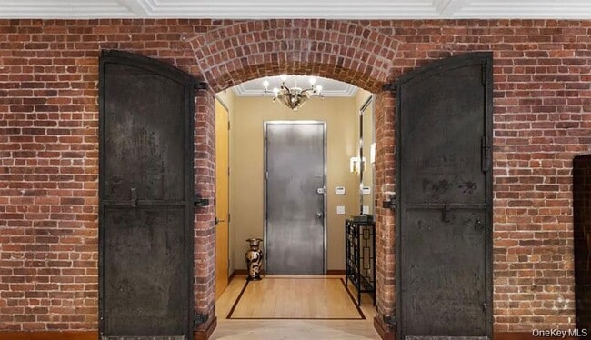 Building Photo - 500 Greenwich St