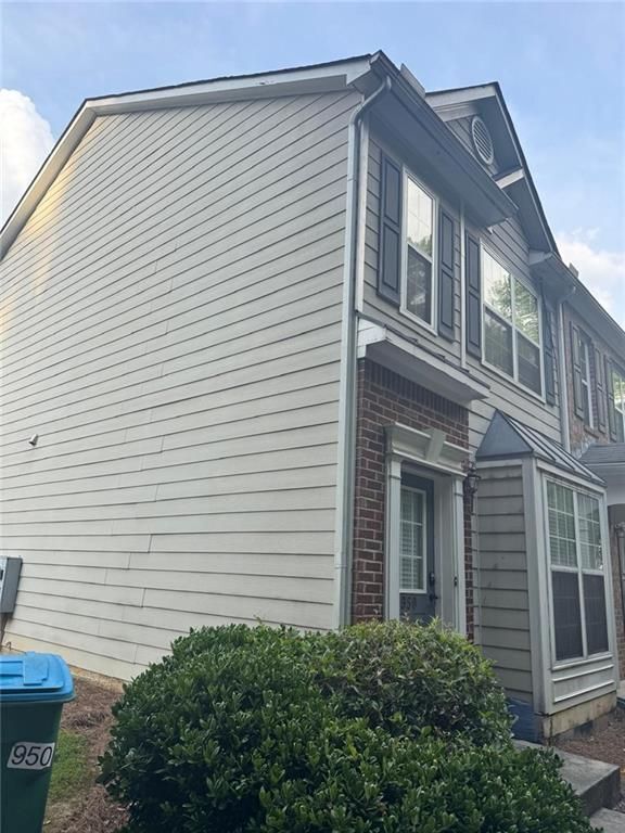 Building Photo - 950 Redwood Dr