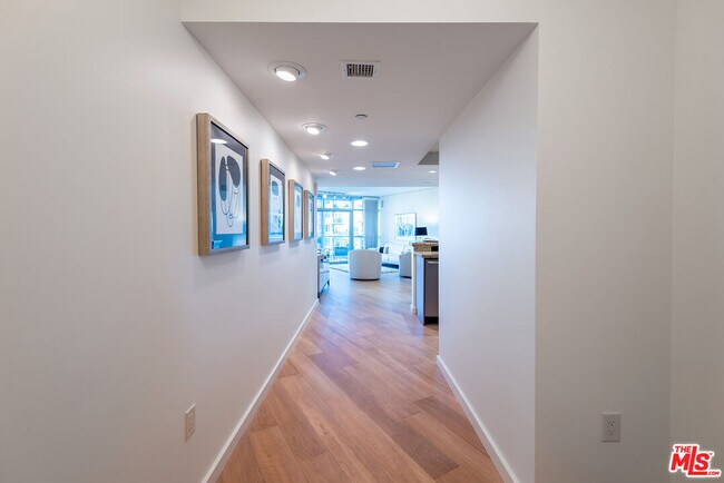 Building Photo - 13650 Marina Pointe Dr