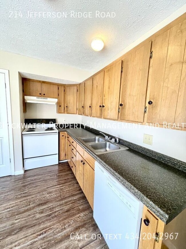 Building Photo - 214 Jefferson Ridge Rd