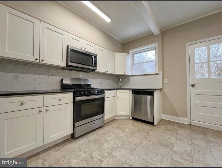 Building Photo - 5929 Woodcrest Ave