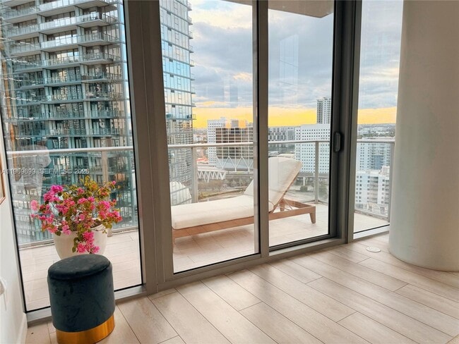 Building Photo - 851 NE 1st Ave