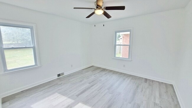 Building Photo - 4 Bed / 2 Bath Single Family Home