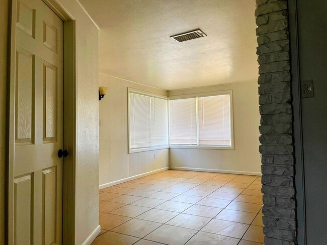 Building Photo - Comfortably Updated 4-Bedroom 2-Bathroom O...