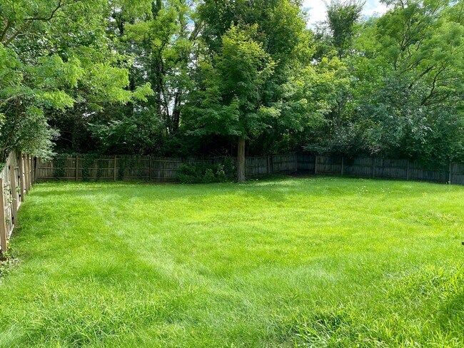 Building Photo - COMING SOON!! Great 3 Bedroom 2 Bathroom R...