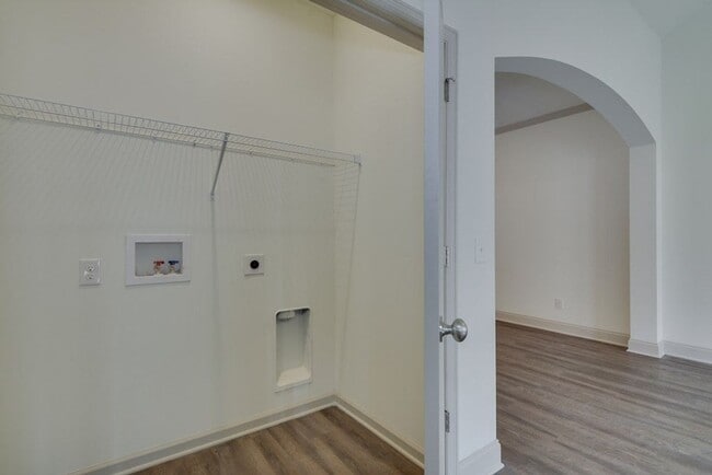 Building Photo - Beautiful End Unit Townhouse