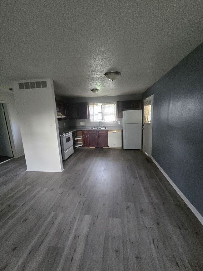 Building Photo - 3 bed 1 bath with partially finished basement & fully fenced in yard