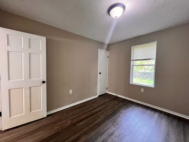 Building Photo - 4-bedroom 2 full bathroom