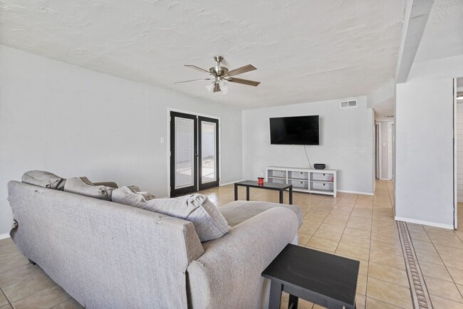 Building Photo - Roomy 3 Bedroom Home with a Fireplace