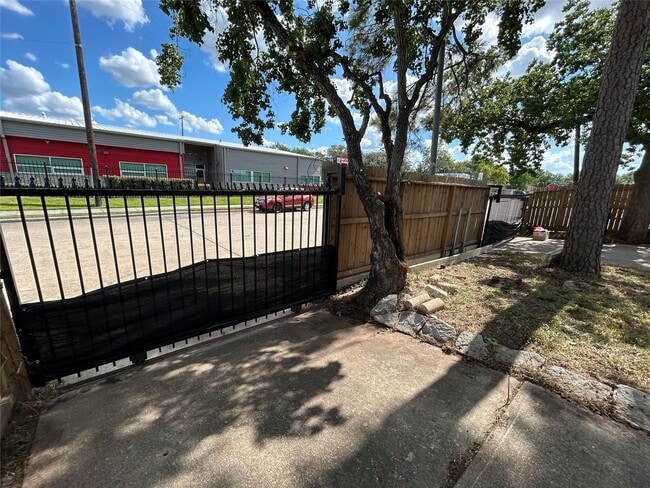 Building Photo - 5305 Southlea St