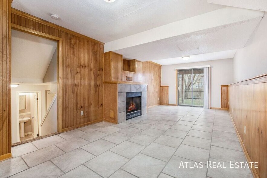 Building Photo - 301 SE Onyx Dr