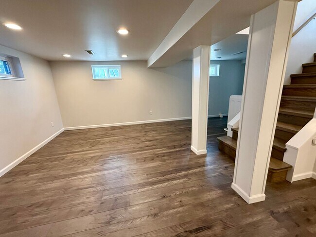 Building Photo - 3 Bedroom / 2 Bath Home - Bespoke Elegance in the University District!