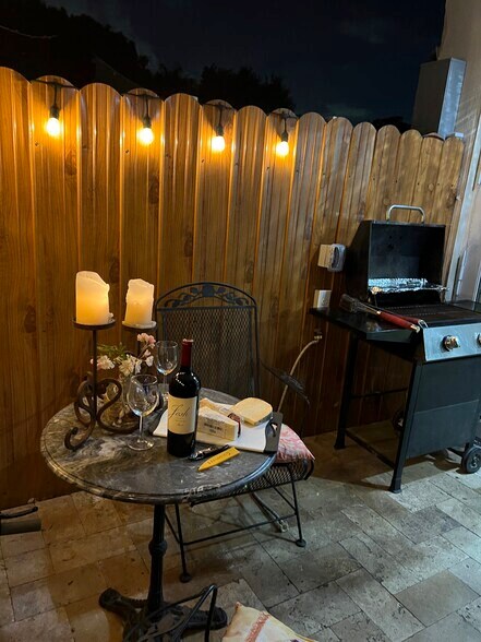 Private patio with bbq - 2542 Monroe St
