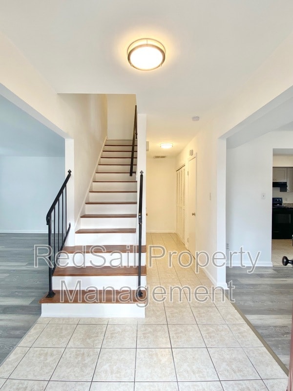 Building Photo - 393 Jury Ln