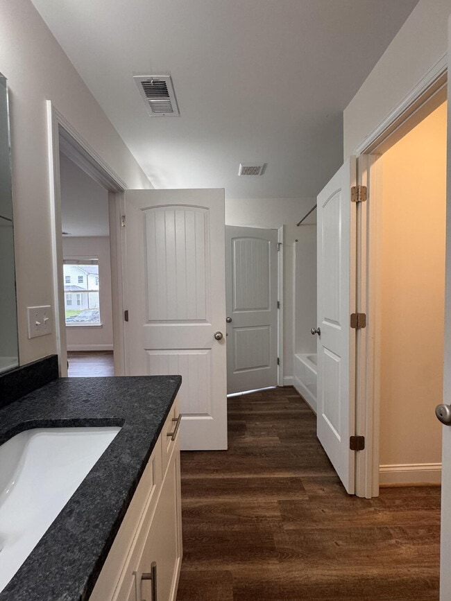 Building Photo - Beautiful 5-Bed, 3-Bath Home in Travelers ...