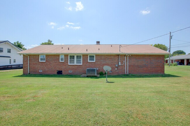 Building Photo - 104 W McReynolds Dr