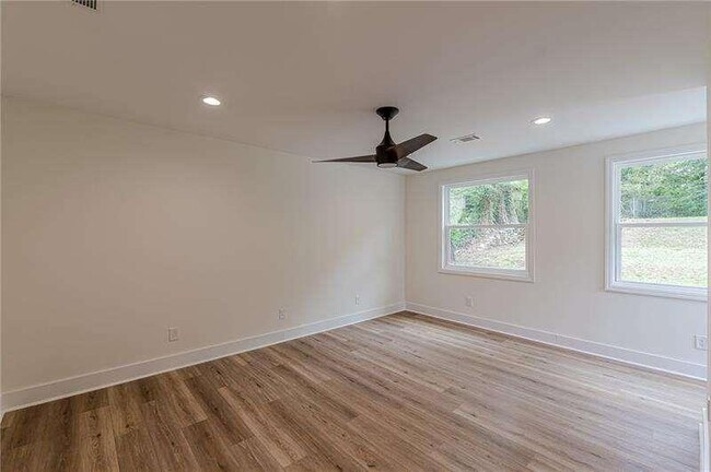 Building Photo - 525 Rosemont Dr
