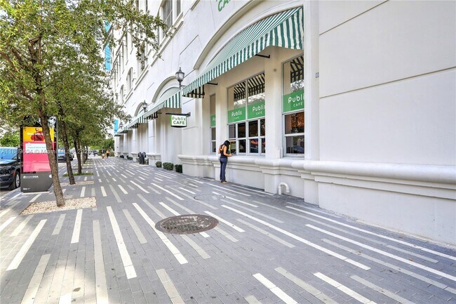 Building Photo - 999 SW 1st Ave