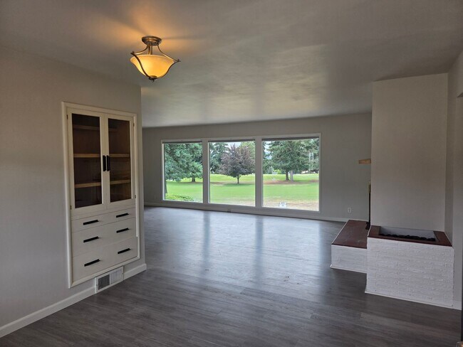 Building Photo - 4 Bed 2 Bath Golf Course Living